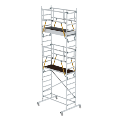 Mobile Gerüsttreppe aus Aluminium mit Plattformen und Rollen, ideal für sichere Höhenarbeit auf Baustellen und in Werkstätten.