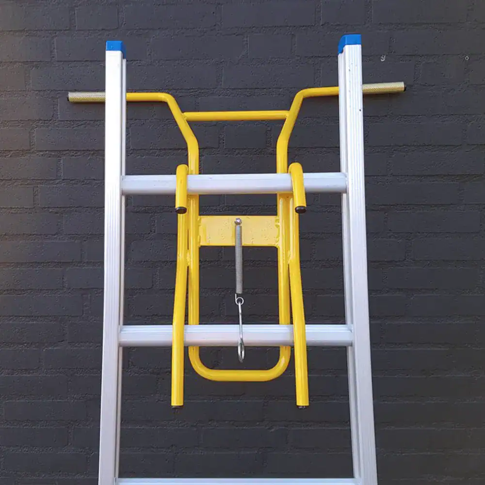 Gelbes Rollgerüst mit Aluminiumleitern vor einer dunklen Ziegelwand, geeignet für Bau- und Wartungsarbeiten in der Höhe.