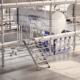 Robustes Rollgerüst in einer Industrieanlage mit Sicherheitsgeländern und Treppen für Wartungsarbeiten.