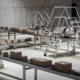 Stabiles Rollgerüst aus Aluminium auf einer Baustelle, ideal für Renovierungs- und Bauarbeiten, mit sicheren Plattformen und Rollen für einfache Mobilität.