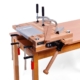 Hochwertiges Holz- und Metall-Rollgerüst für Bau- und Renovierungsarbeiten, mit stabilen Klemmen und Arbeitstisch, ideal für Handwerker und Heimwerker.