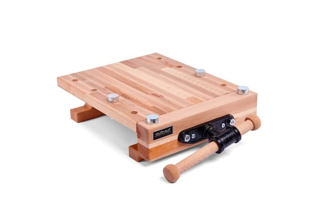 Robustes Holz-Rollgerüst mit Rollen und Griff für einfache Handhabung bei Bau- und Renovierungsarbeiten.