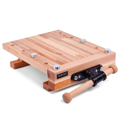 Robustes Holz-Rollgerüst mit Rollen und Griff für einfache Handhabung bei Bau- und Renovierungsarbeiten.