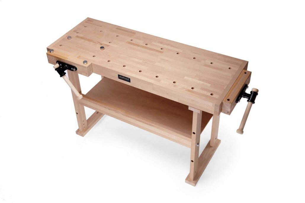 Robustes Holzrollgerüst mit verstellbaren Beinen für sichere Arbeiten in der Höhe.