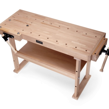 Robustes Holzrollgerüst mit verstellbaren Beinen für sichere Arbeiten in der Höhe.