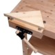 Detailaufnahme eines Holz-Workbenches mit verstellbarer Ecke für präzises Arbeiten, ideal für Heimwerker und Profis.