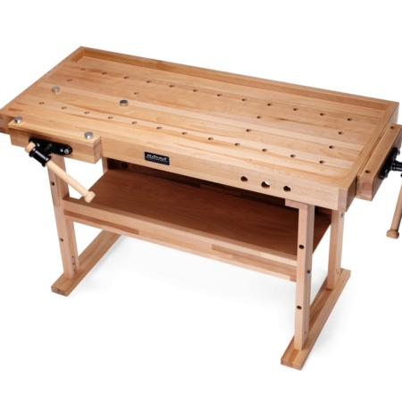 Robuster Arbeitstisch aus Holz mit Schraubzwingen für präzises Arbeiten auf dem Rollgerüst.