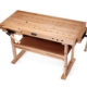 Robuster Arbeitstisch aus Holz mit Schraubzwingen für präzises Arbeiten auf dem Rollgerüst.