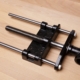 Robustes Befestigungssystem für Rollgerüste, bestehend aus Metallstangen und Schrauben, auf Holzboden.