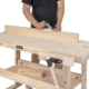 Holzarbeitsbank mit Werkstück und Handwerker, ideal für Renovierungen und Bauprojekte.