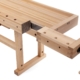 Robuste Holz-Werkbank mit Schraubzwinge und Arbeitsfläche für Heimwerker und Profis.