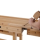 Handwerker montiert ein Holzregal auf einem stabilen Holzgerüst, ideal für Bau- und Renovierungsarbeiten.