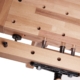 Detailaufnahme eines Holzrollgerüsts mit verstellbaren Schrauben und Befestigungselementen für professionelle Bauarbeiten.