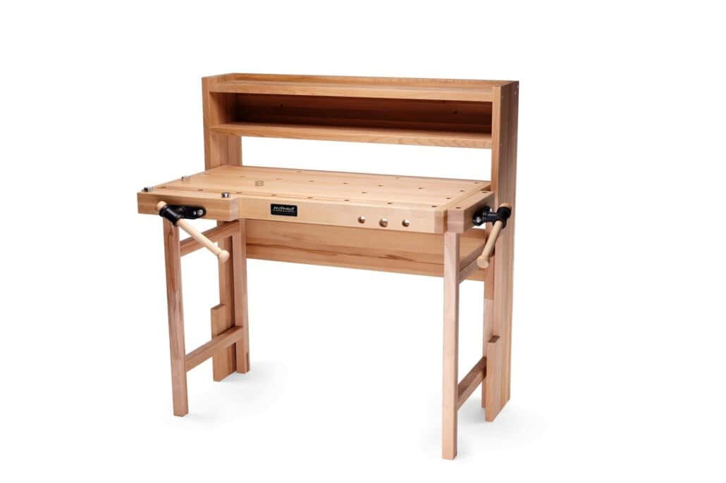 Robustes Holzrollgerüst mit Arbeitsfläche und Sicherheitsvorrichtungen für Heimwerkerprojekte.