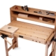 Holzwerkbank mit Werkzeugen und Zubehör für Heimwerkerprojekte, ideal für präzise Arbeiten in Werkstatt oder Garage.