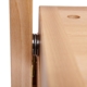 Nahaufnahme eines Holzregals mit sichtbarer Metallbefestigung und Holzoberfläche, geeignet für Bau- und Renovierungsarbeiten.