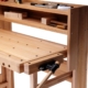 Hochwertiges Holzrollgerüst mit Werkzeugen für Heimwerker und Profis, ideal für Renovierungen und Bauarbeiten im Innen- und Außenbereich.