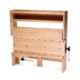 Holz-Rollgerüst mit verstellbaren Füßen und Arbeitsfläche, ideal für Renovierungsarbeiten und Malerarbeiten im Haus.