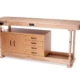 Hochwertiges Holz-Rollgerüst mit Arbeitsfläche und Stauraum, ideal für Bau- und Renovierungsarbeiten im Innen- und Außenbereich.