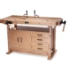 Robustes Holz-Rollgerüst mit Arbeitsfläche, ideal für Renovierungen und Malerarbeiten im Innen- und Außenbereich.