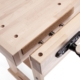 Hochwertiges Holzrollgerüst mit verstellbarer Arbeitsfläche für Bau und Renovierung.