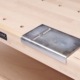 Holzarbeitstisch mit Metallablage für Werkzeuge, ideal für Bau- und Renovierungsarbeiten auf einem Rollgerüst.