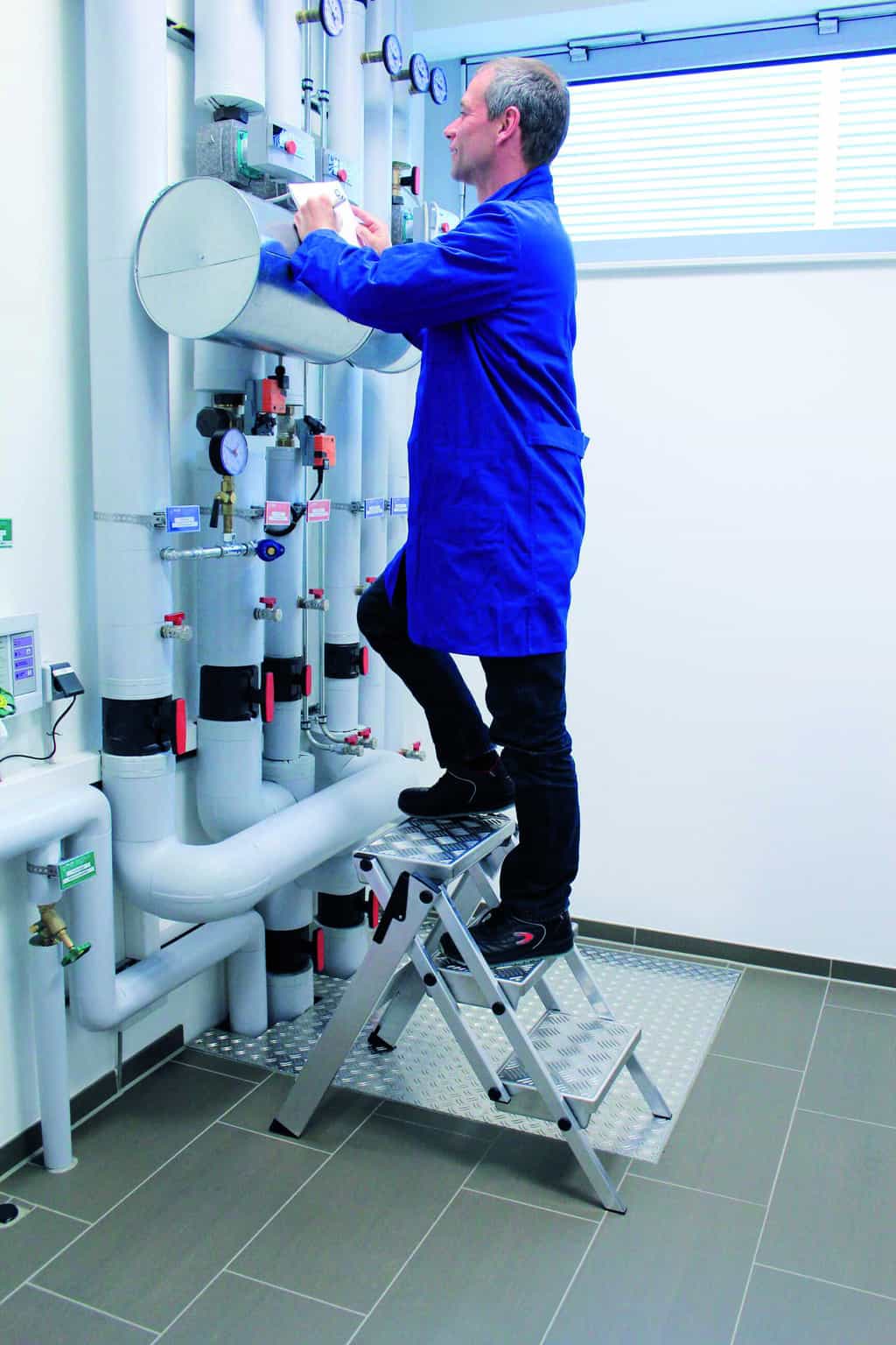 - ML Kompakt-Tritt 3 Stufen Alu-Quintett-Design | 54203 – Stabiler und leichtgängiger Klappmechanismus