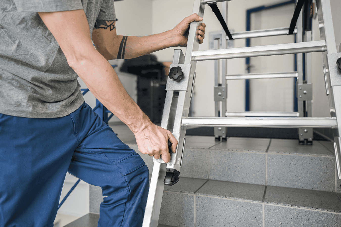 - Munk - Stufen-Stehleiter treppengängig – Stabile Rechteckrohr-Holme