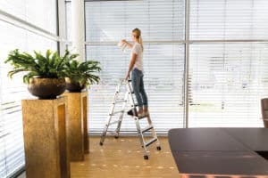 Günzburger Steigtechnik Alu Stehleiter beidseitig begehbar mit relax step® und Rollen